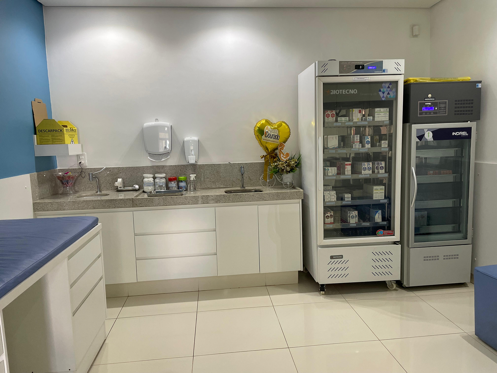 Sala de vacinas com rede de frio da Santa Clara