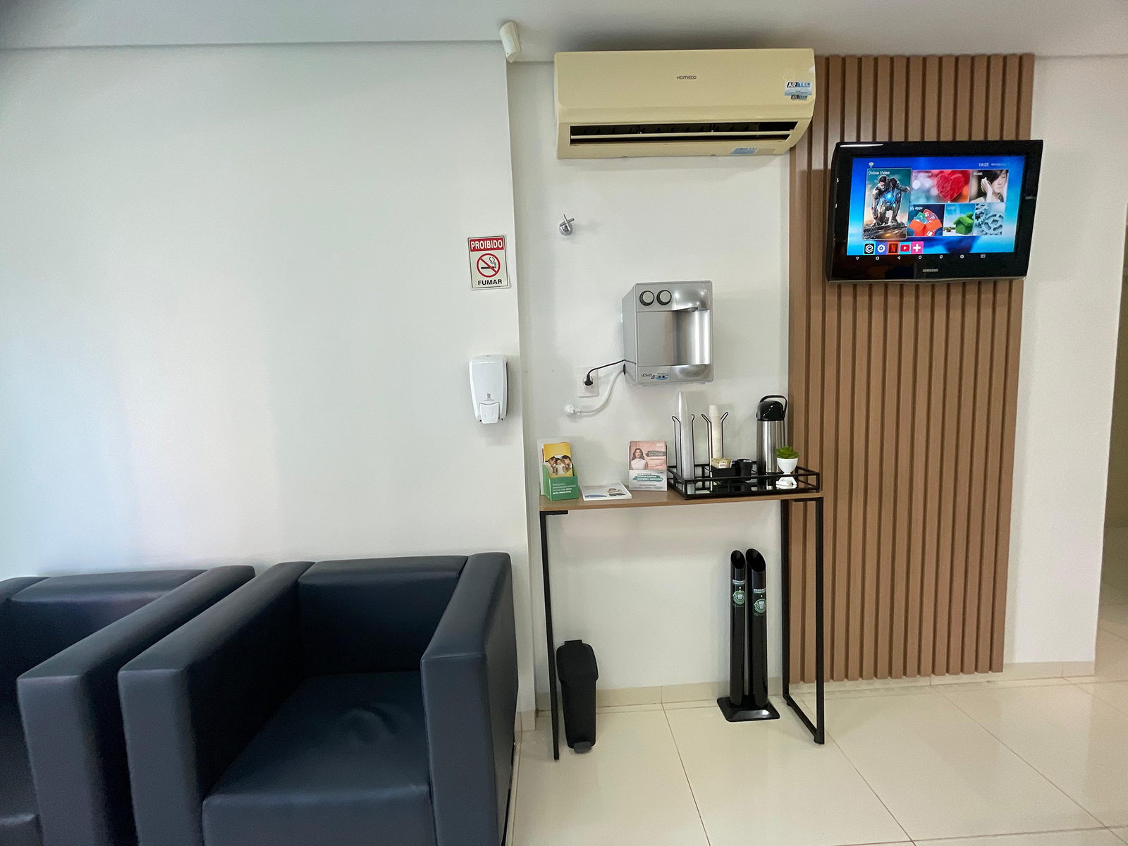 Espaço de convivência com café